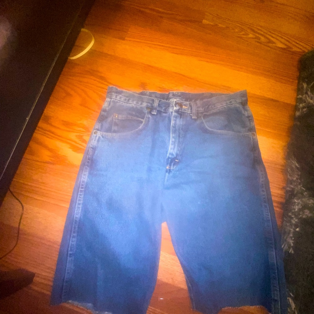 Men cut off jorts